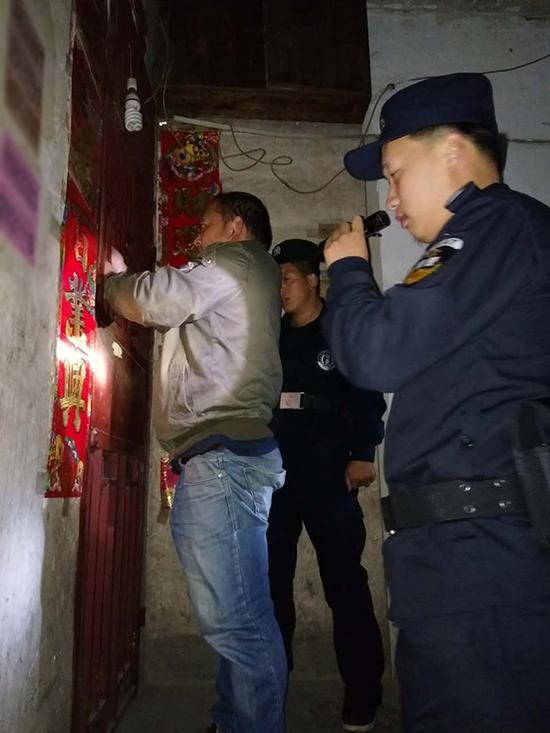 六枝特区粗心妈妈误将幼女锁家中 民警全城寻开锁师傅开门